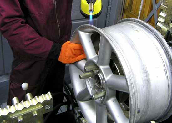 Устранение трещин автомобильных дисков предполагает сварку, наплавку, полировку и т. д.