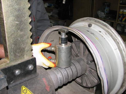 Процесс ремонта «восьмерки» на литом диске методом вытяжения