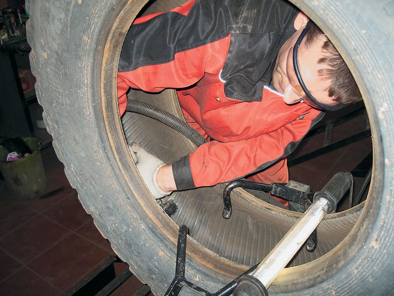 Процесс ремонта прокола грузовой шины